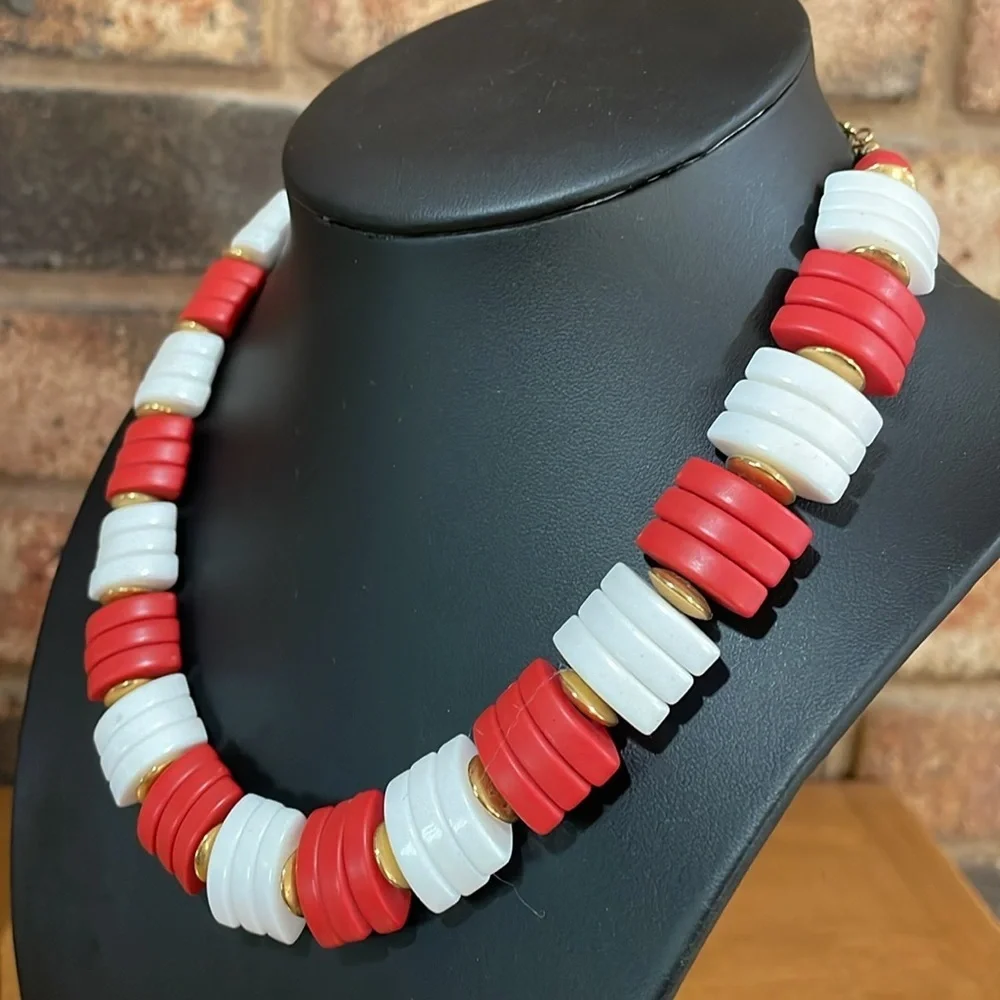 Avon Vintage 1986 Red, White and Gold tone beaded necklace - Picture 2 of 4
